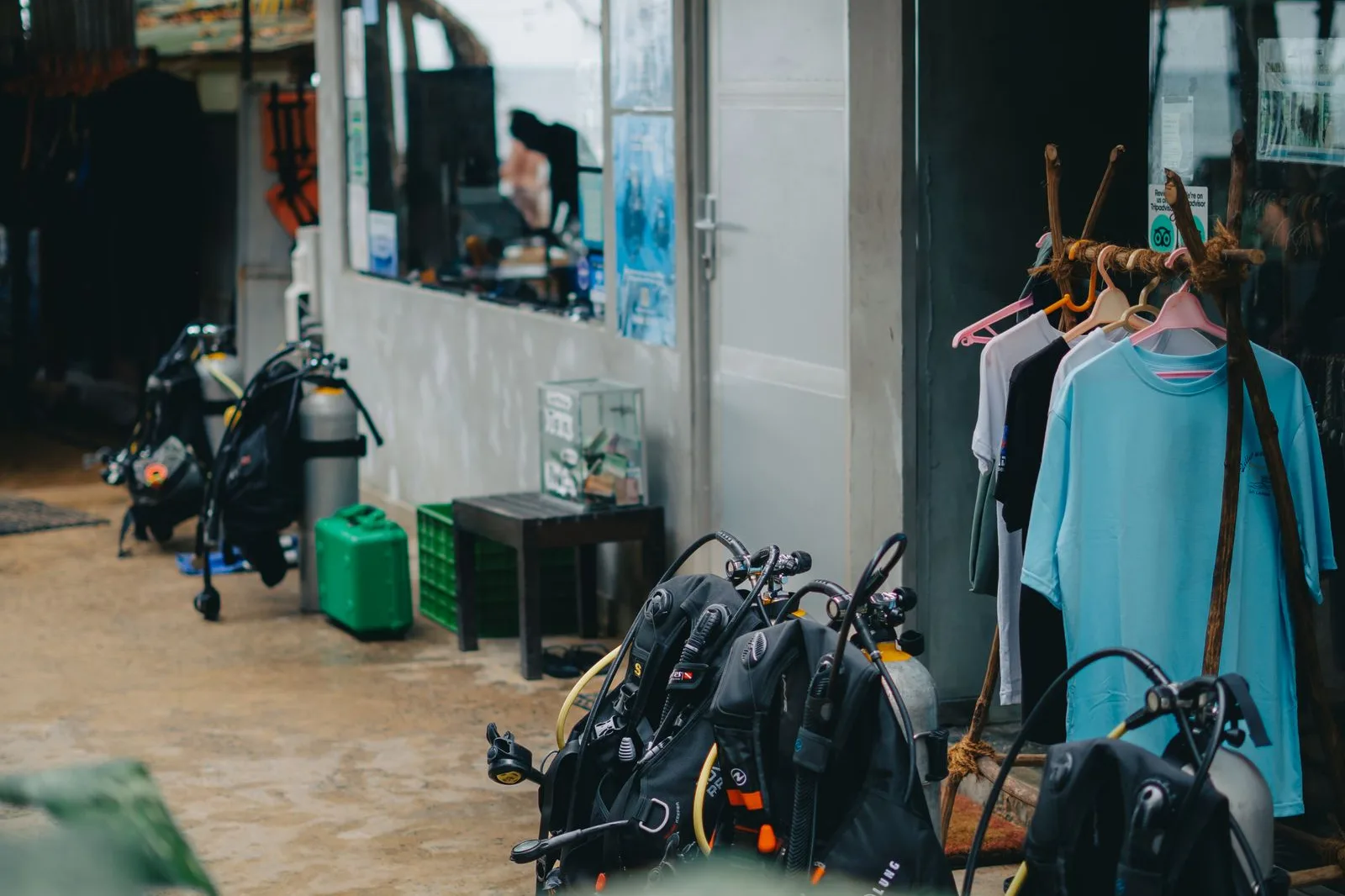 Equipo de buceo colgado en un centro de buceo